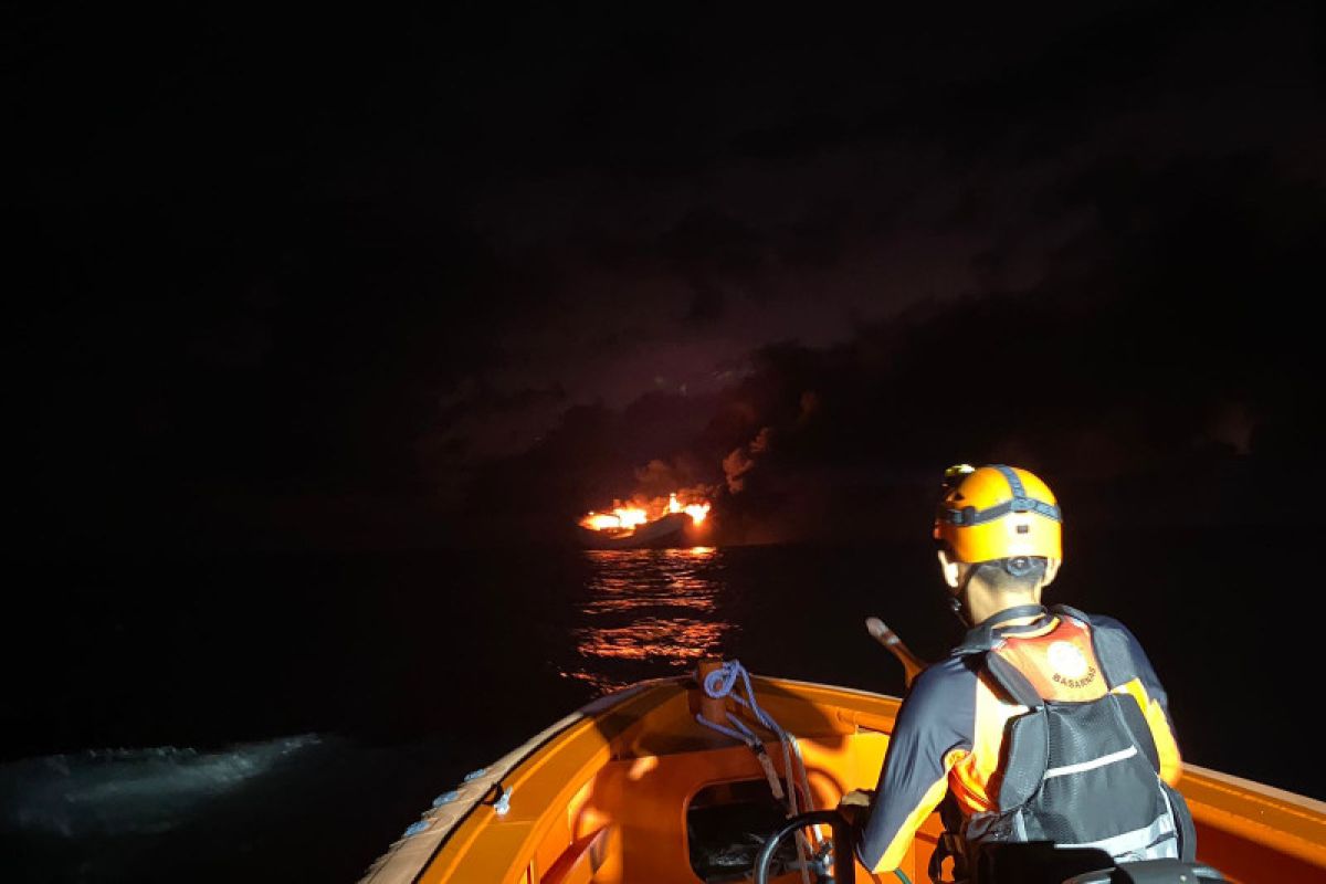 Basarnas Bali evakuasi 31 ABK dari kapal ikan yang terbakar