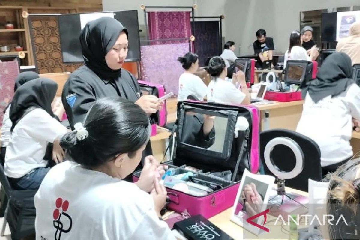 Smesco latih 22 tuna rungu jadi make up artis profesional