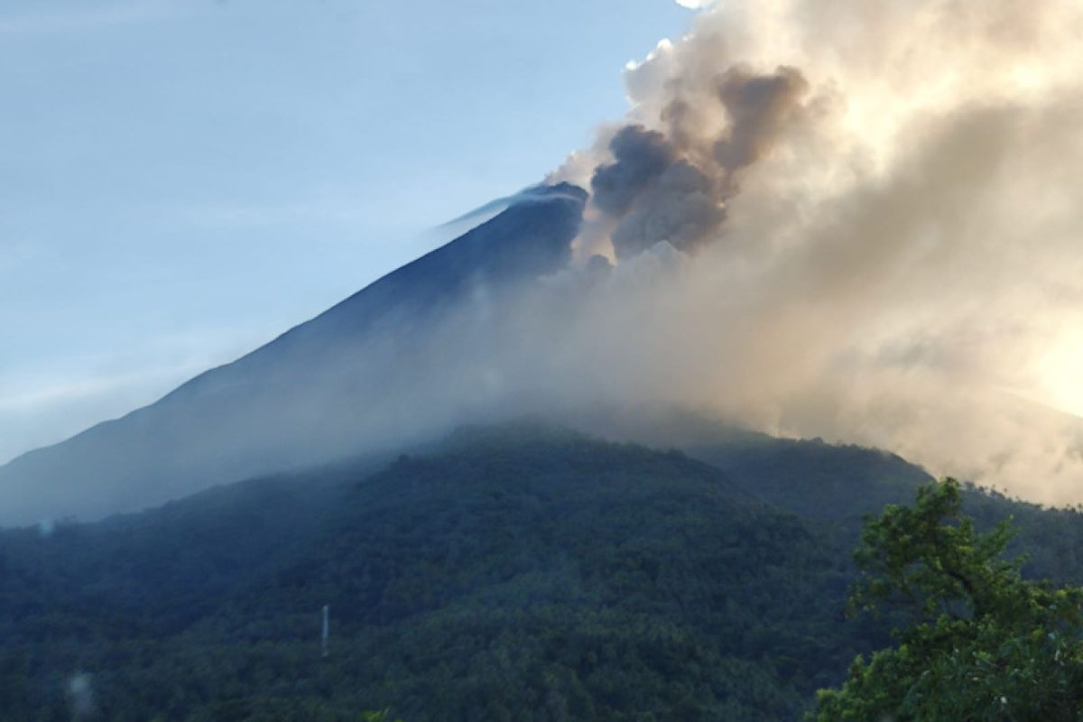Tercatat 581 gempa guguran Gunung Karangetang Sulut
