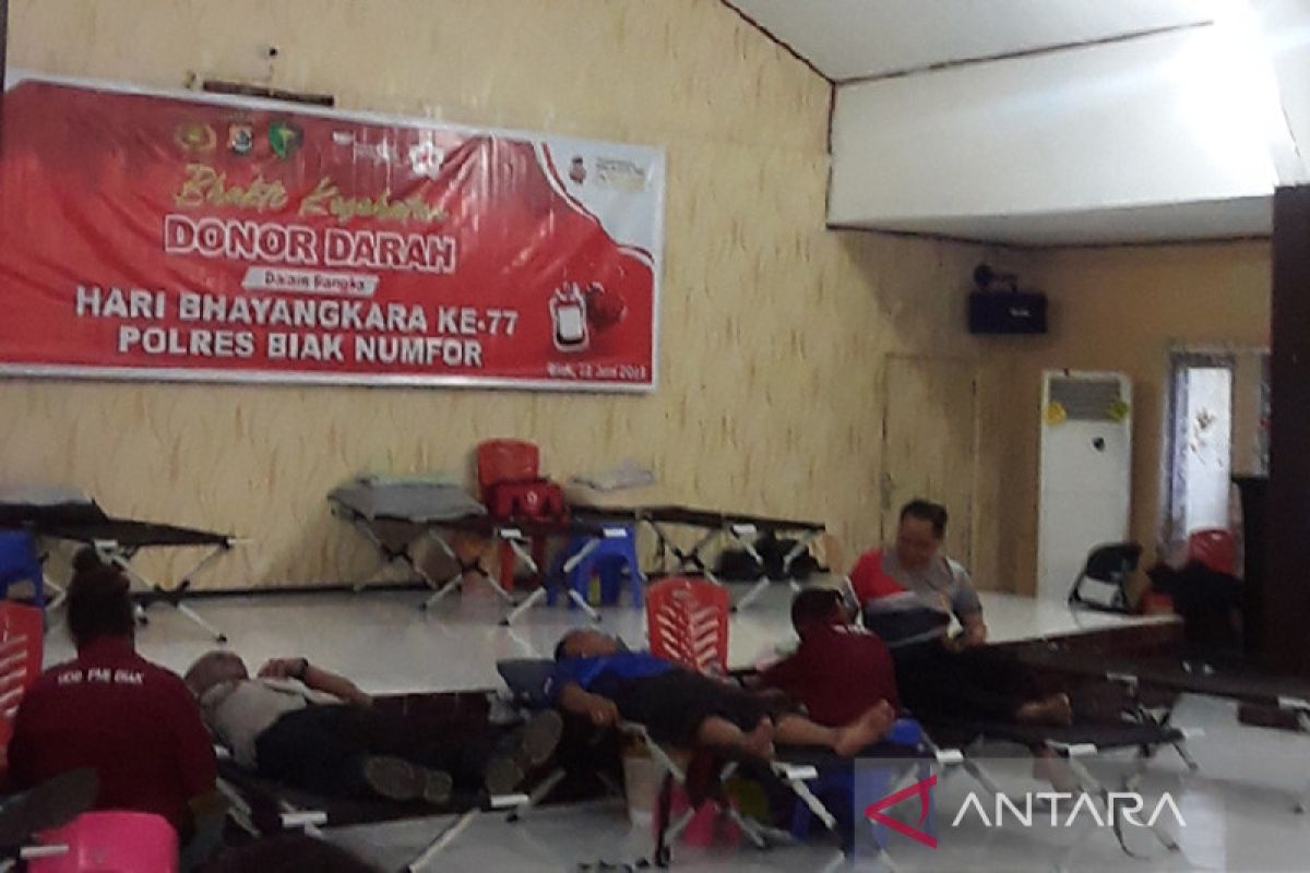 Polres Biak bantu PMI penuhi permintaan kantong darah