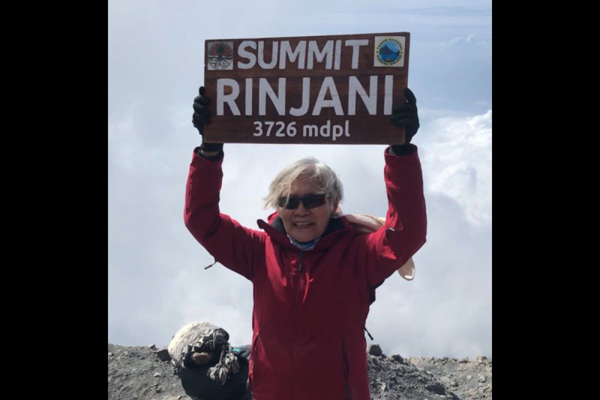 Nenek  Anar Tiur sukses mencapai puncak Gunung Rinjani