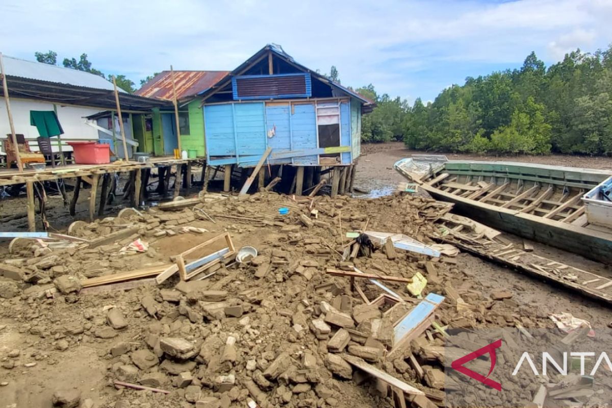 Satu rumah di Gorontalo roboh diduga karena pergeseran tanah