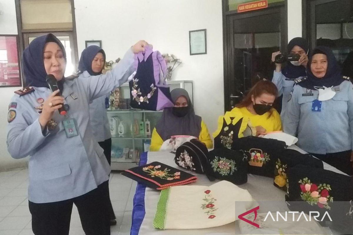 Kerajinan tangan warga binaan Lapas Perempuan Tangerang mulai dipasarkan