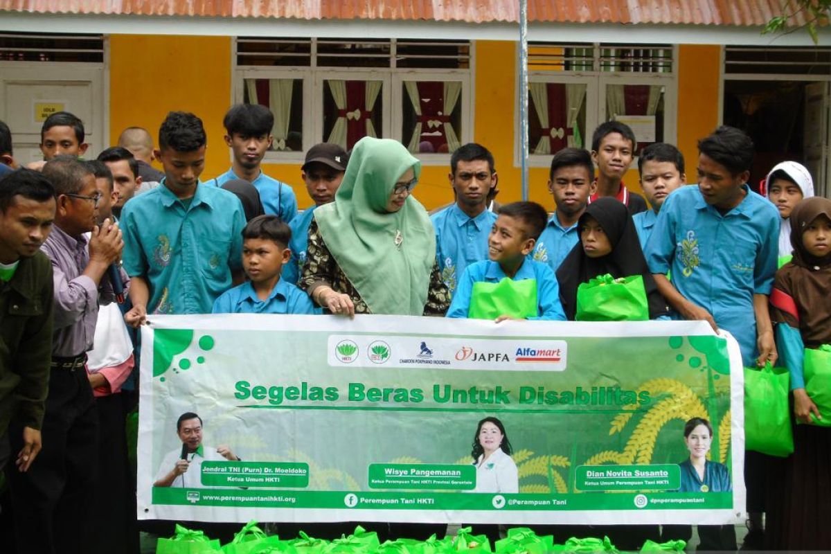 Pertani HKTI Gorontalo beri bantuan sembako kepada siswa SLB