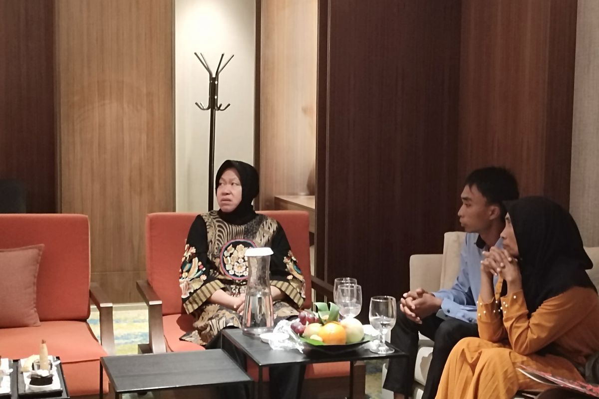 Mensos serahkan bantuan kepada dua penerima manfaat di Lampung