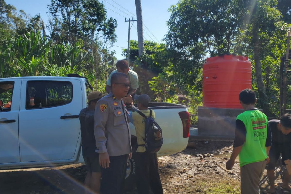 Polda Sulbar membantu ketersediaan air bersih warga dua dusun di Mamuju