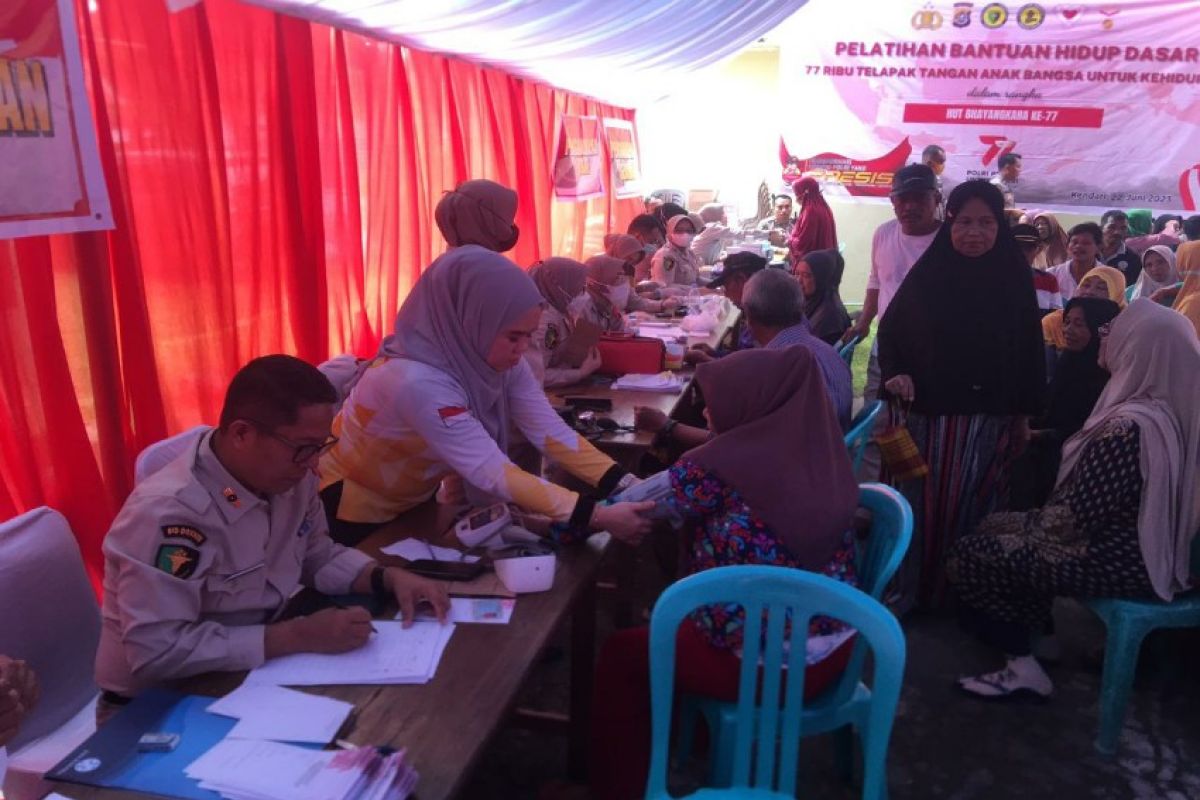Biddokkes Polda Sulawesi Tenggara beri pengobatan gratis warga pesisir Soropia