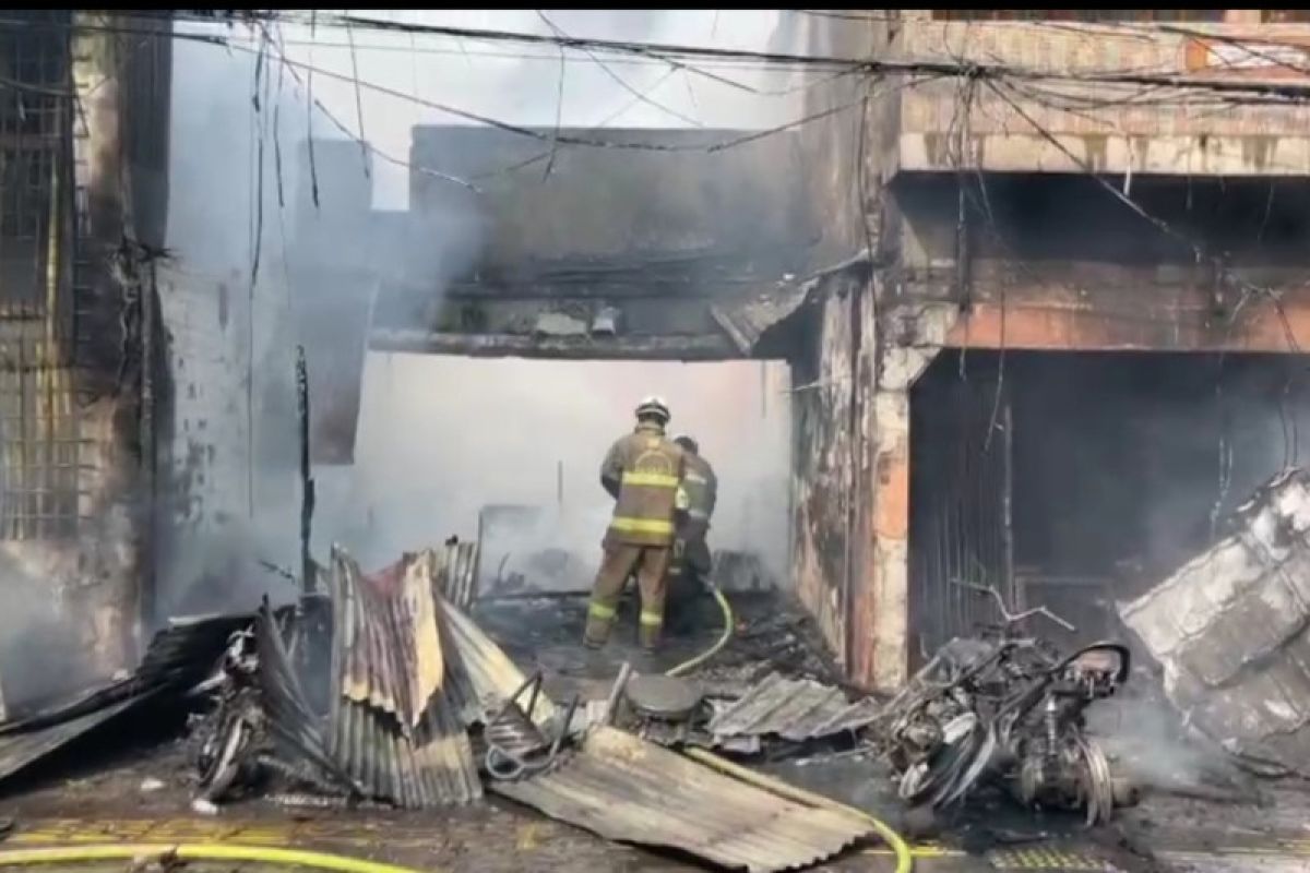 Bangunan terbakar di Cakung akibatkan dua orang luka