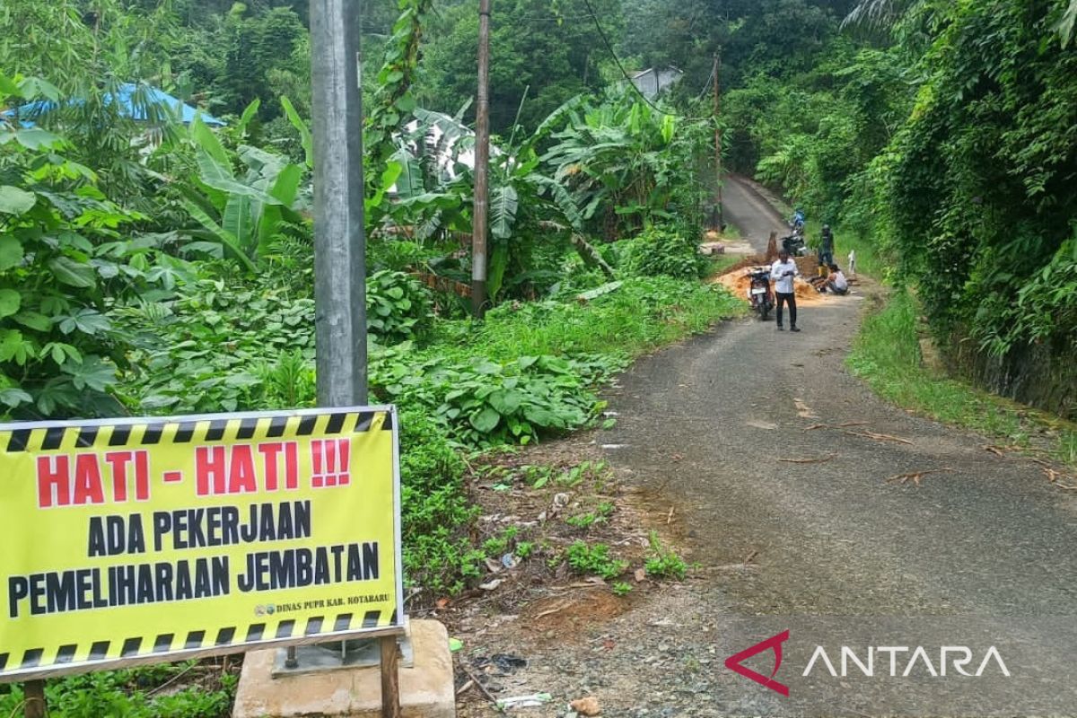 PUPR Kotabaru perbaiki gorong-gorong Desa Dirgahayu