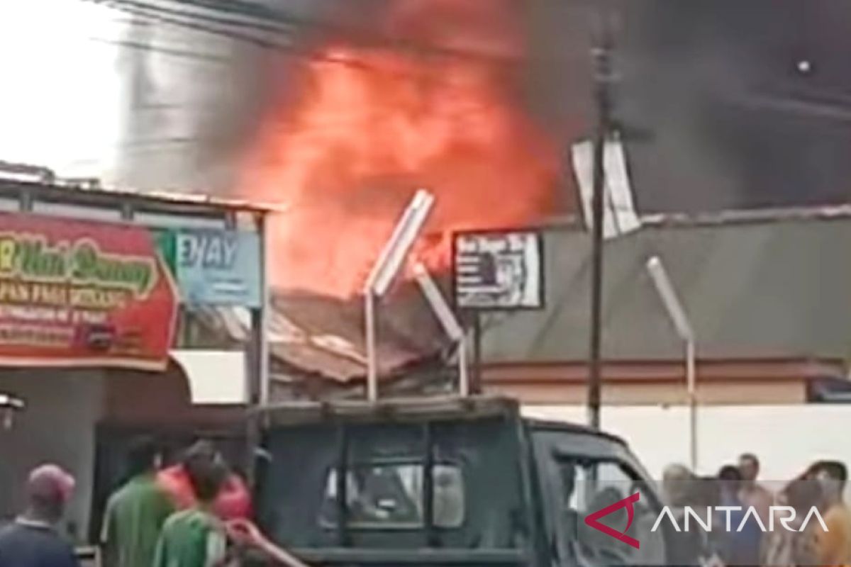 Dua rumah di Palembang terbakar, seorang pria diamankan