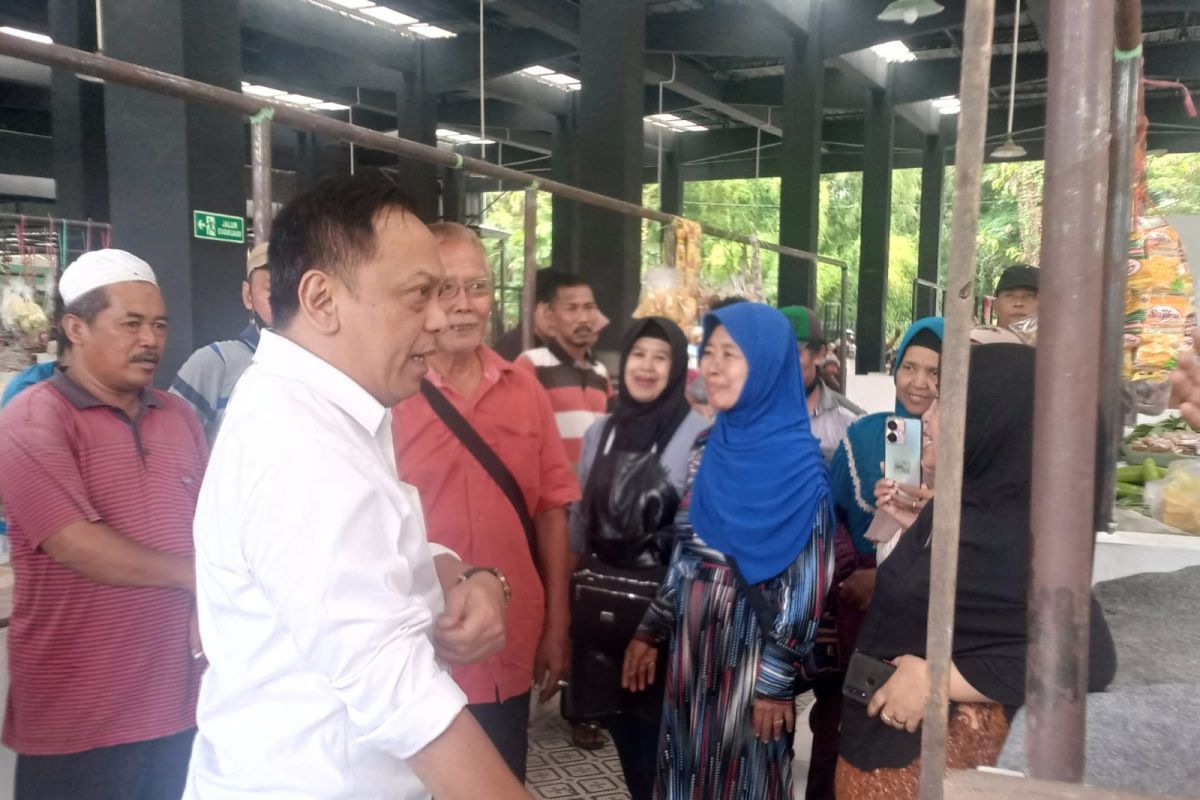 Pedagang Fresh Market Kutisari Surabaya keluhkan jam operasional
