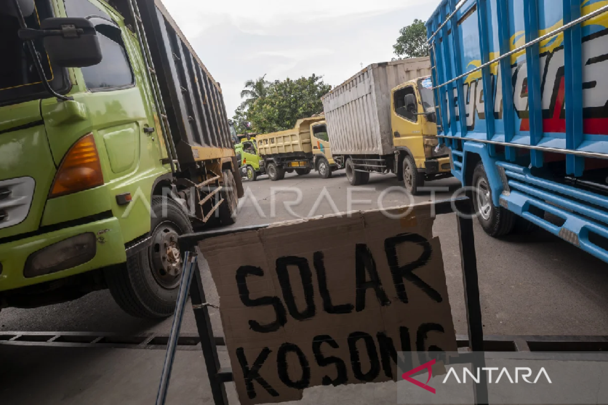 Kuota solar berkurang, Aceh alami antrean panjang di SPBU