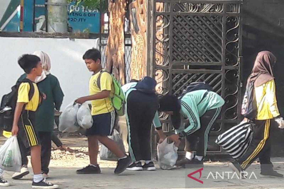 Gerakan pungut sampah oleh para siswa warnai Hari Lingkungan Hidup Sedunia di Magelang