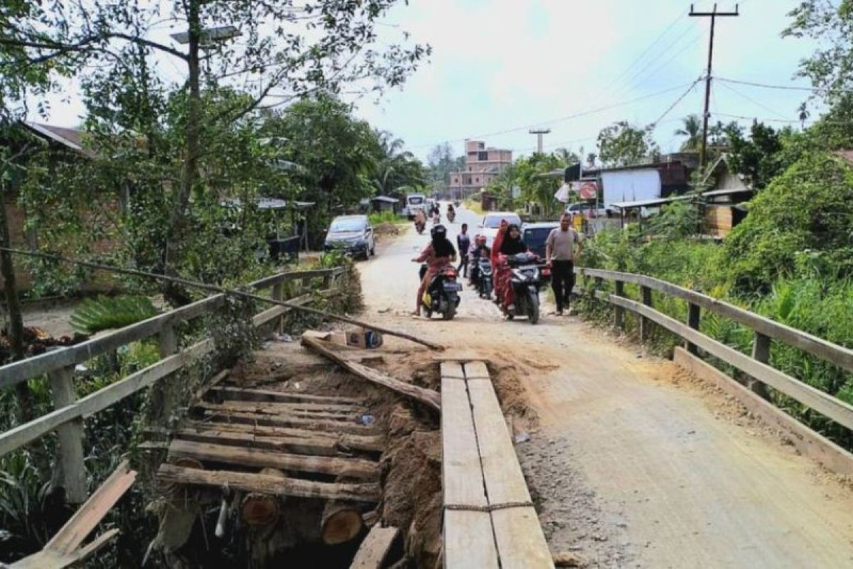 PUPR-PKPP Riau memperbaiki jembatan ambruk di Inhil 