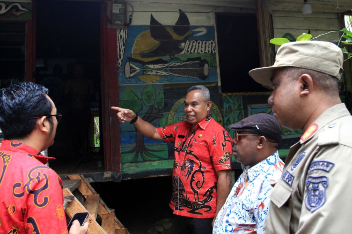 Pemkab Yapen Selatan berikan bantuan korban bencana longsor