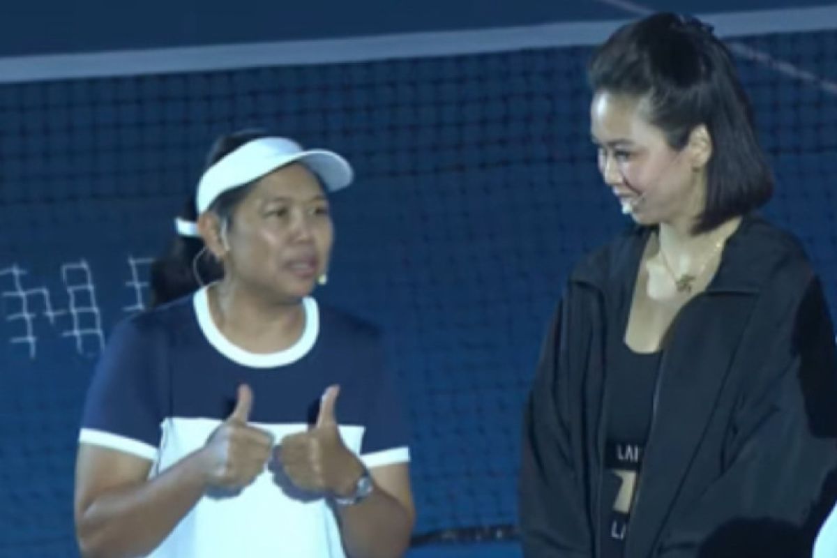 Legenda tenis Yayuk Basuki dan Angelique Widjaja turun lapangan dengan Raffi-Desta