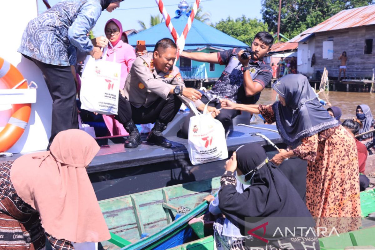 Polresta Banjarmasin tebar ratusan paket sembako sambut HUT ke-77 Bhayangkara