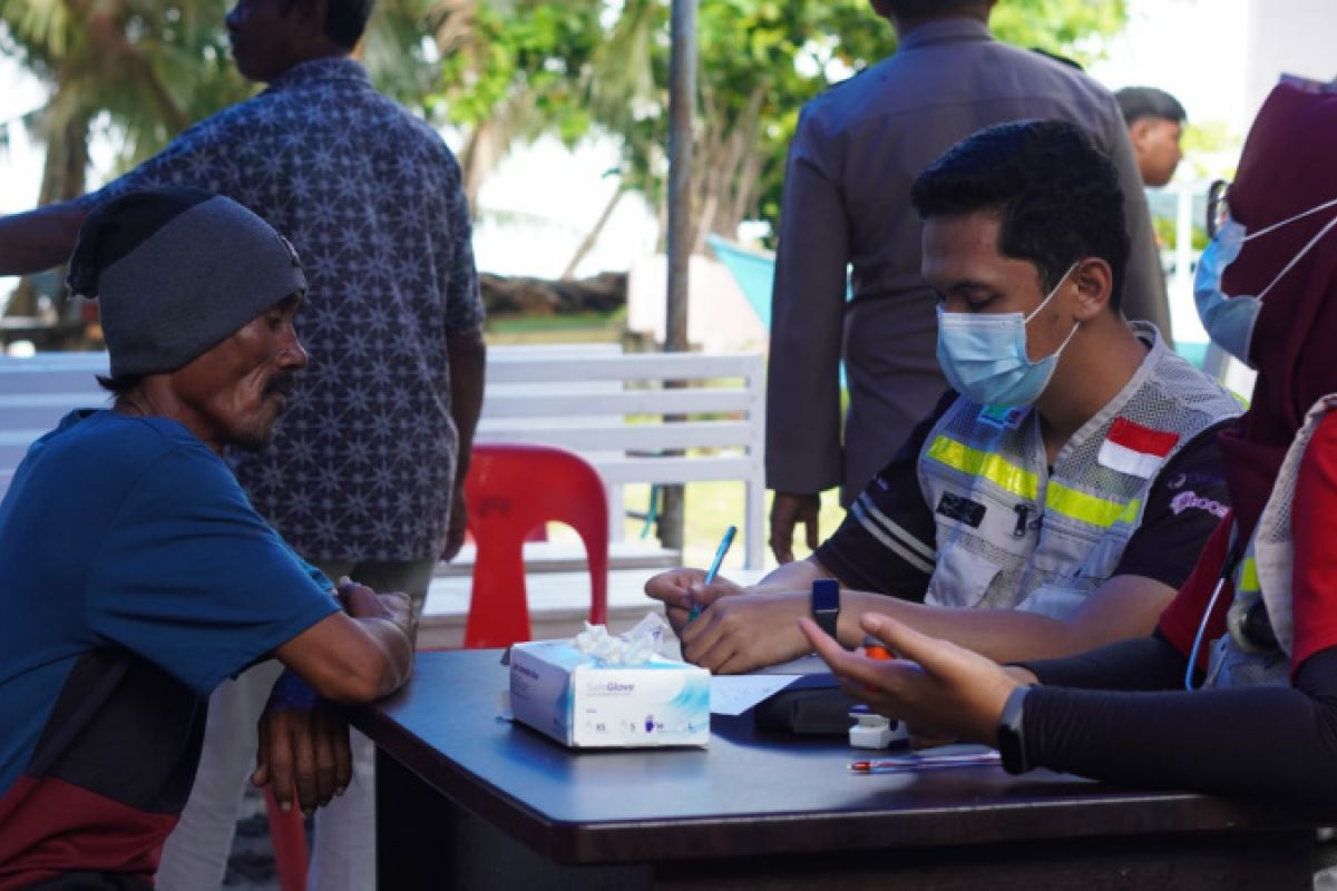 Polda Sulawesi Barat menggelar pelayanan kesehatan bagi warga Pulau Ambo