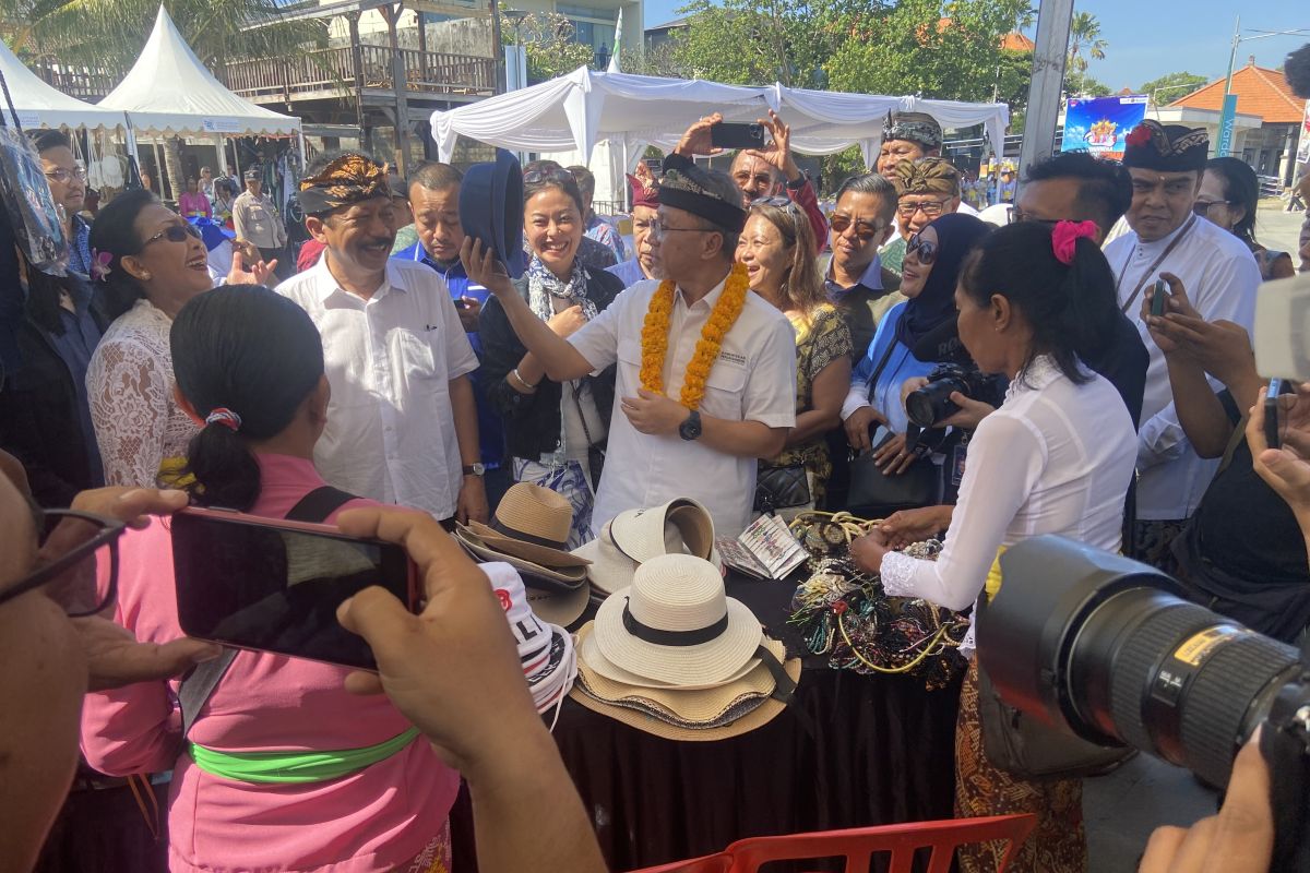 Mendag borong kerajinan warga di Pantai Jerman Kuta