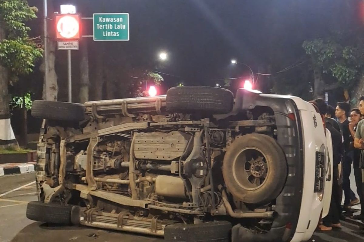 Mobil Pajero terguling di perempatan Islamic Center Mataram