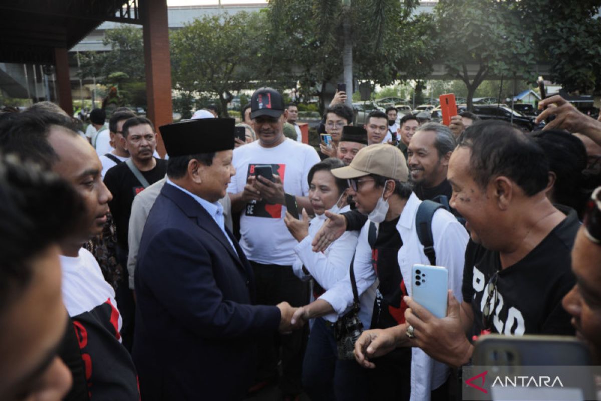 Prabowo disambut relawan saat tiba di Solo
