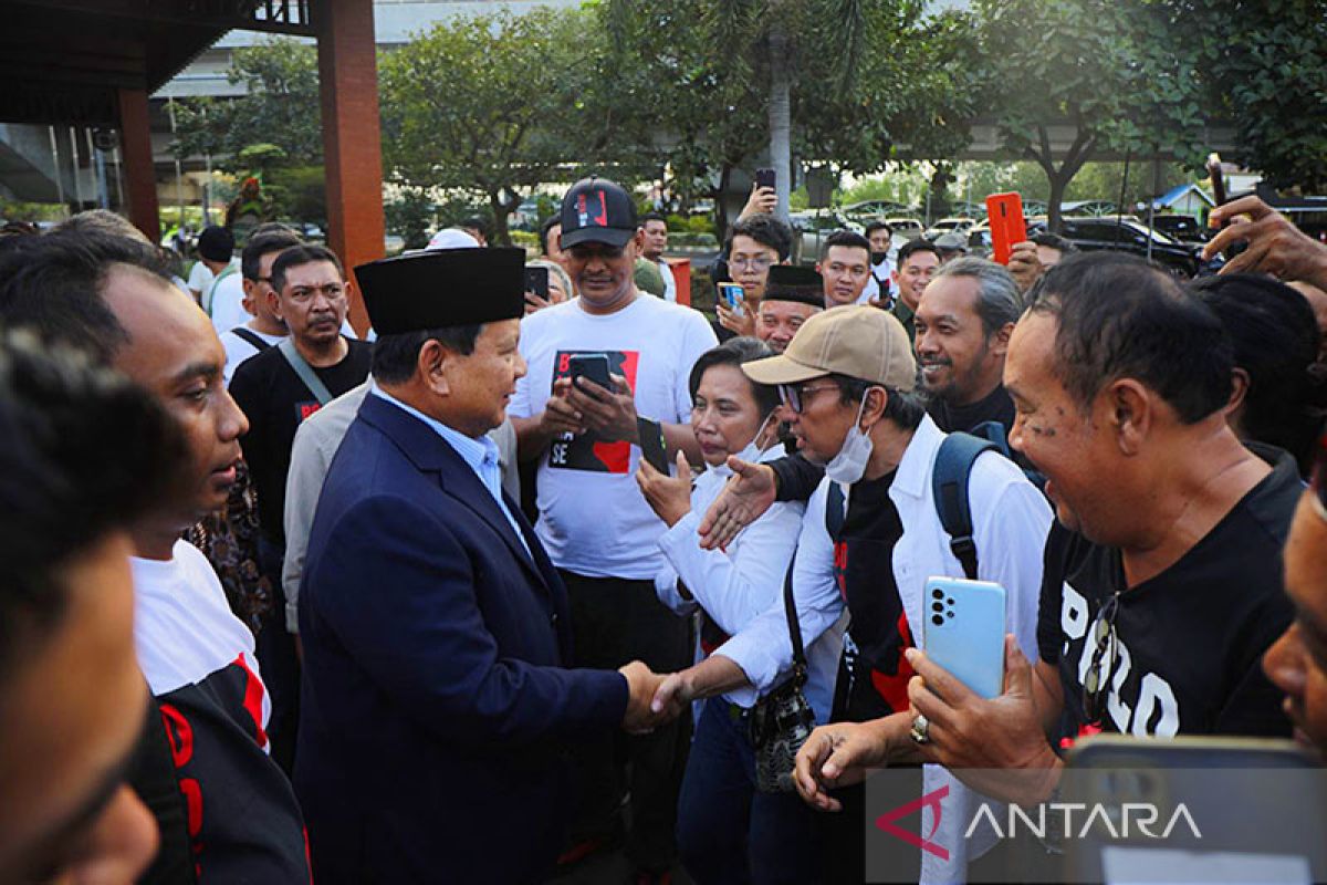Prabowo disambut ratusan relawan saat tiba di Solo