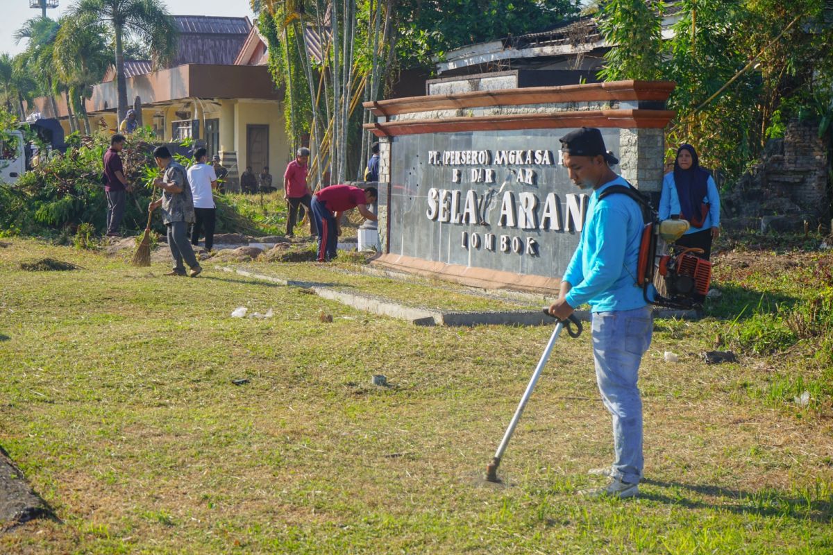 ASN Mataram gotong royong di areal Sirkuit MXGP Selaparang