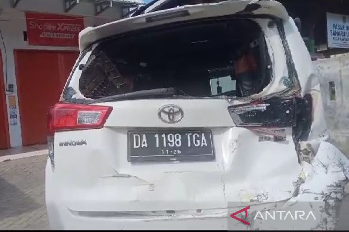 Mobil Anggota DPRD Kotabaru diseruduk truk bermuatan aspal
