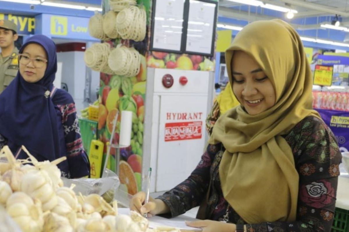 Dinas Perdagangan Kota Madiun pantau stok pangan di toko swalayan
