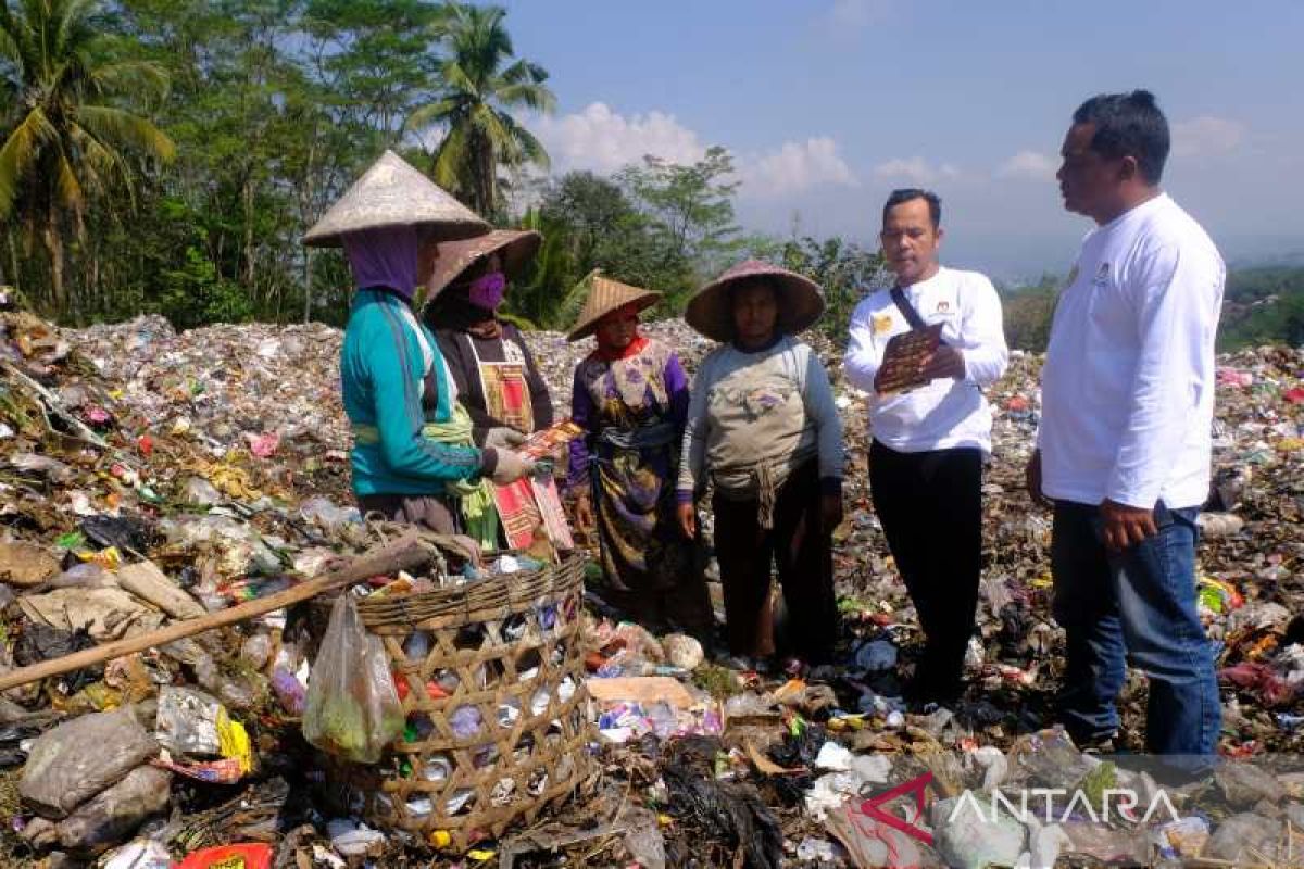 KPU Temanggung sosialisasi pemilu pada pemulung di  TPA