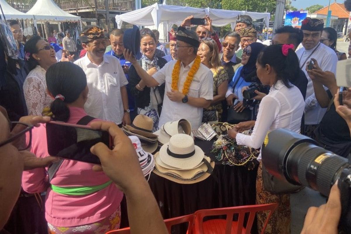 Mendag Zulkifli Hasan borong kerajinan warga saat buka acara di Pantai Jerman