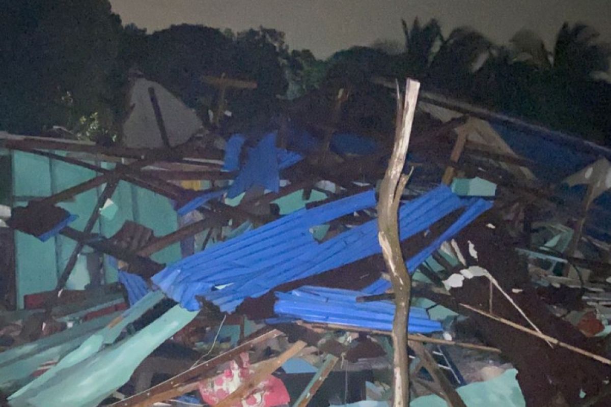 Puting beliung menyebabkan setidaknya 88 rumah rusak di Pulau Kasu, Batam