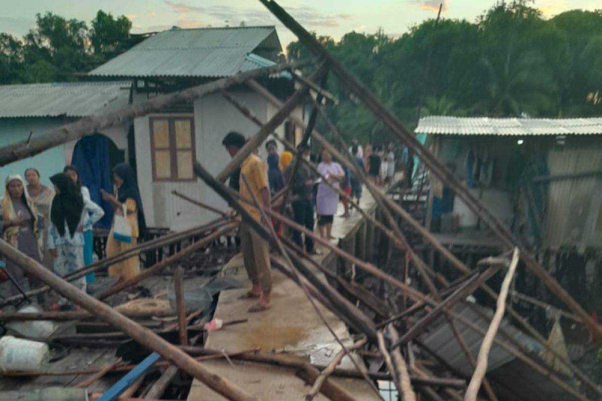 Puluhan rumah di Pulau Kasu Batam rusak diterjang puting beliung