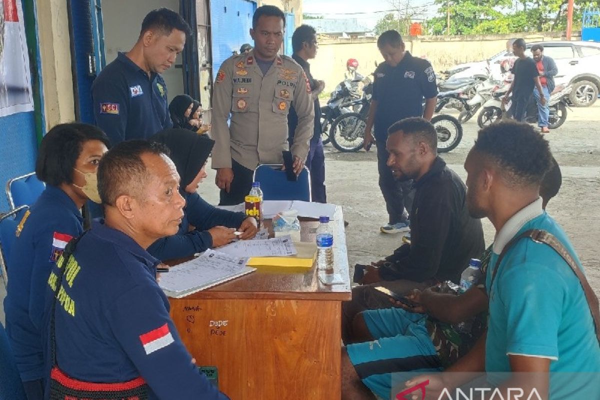 10 petugas diturunkan untuk mendata korban kecelakaan pesawat SAM Air PK-SMW