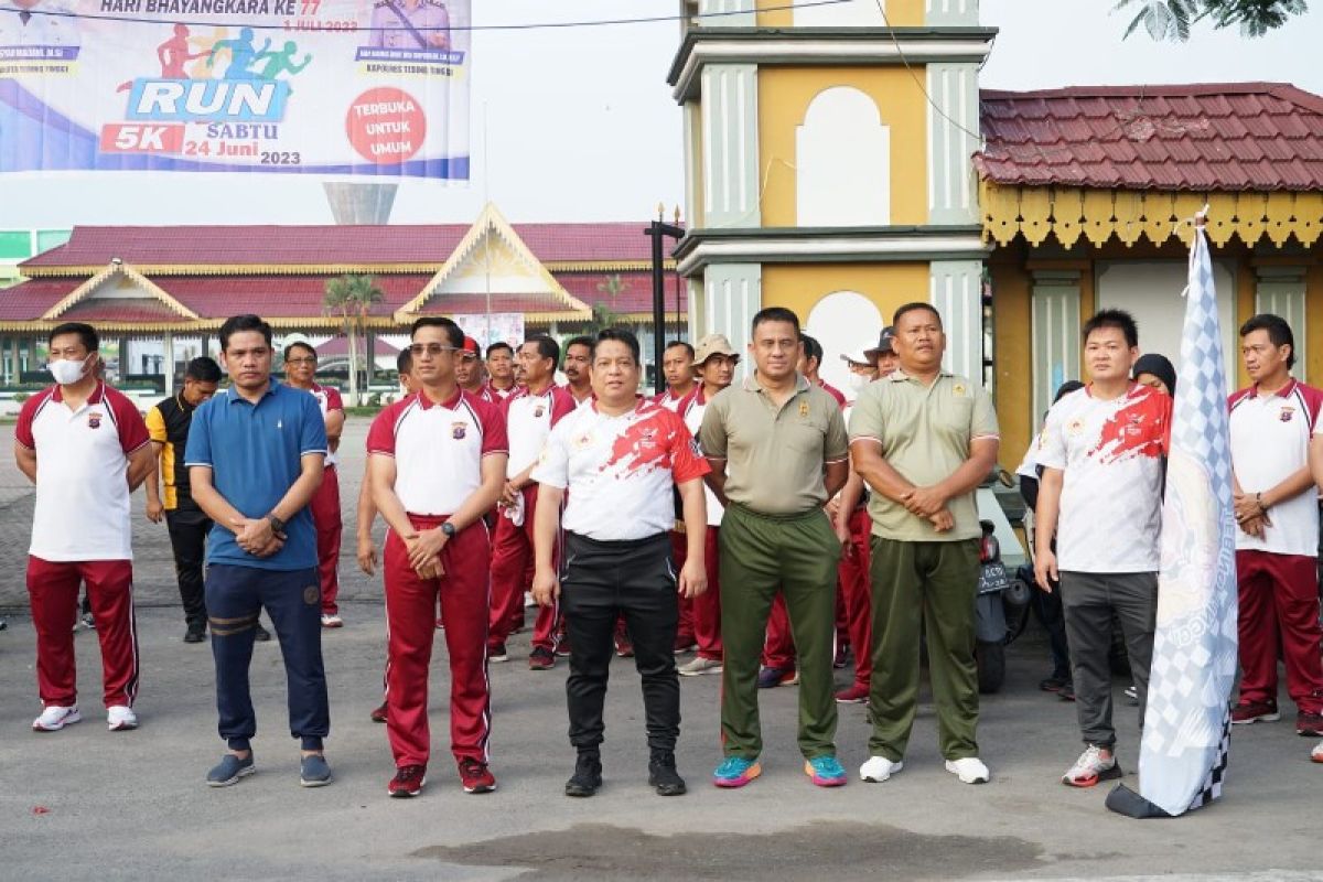 Kapolres dan Pj.Wali Kota Tebing Tinggi lepas peserta lomba lari 5 K