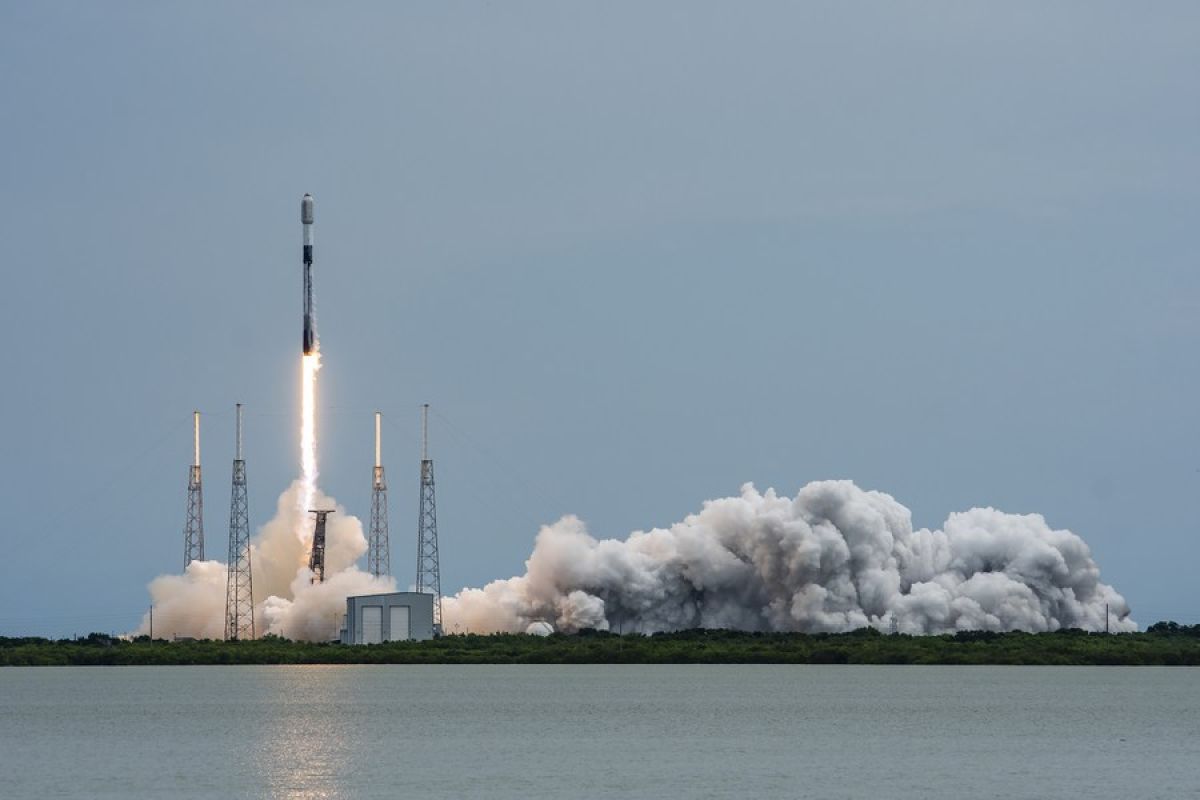 SpaceX kembali luncurkan 56 satelit internet Starlink ke luar angkasa