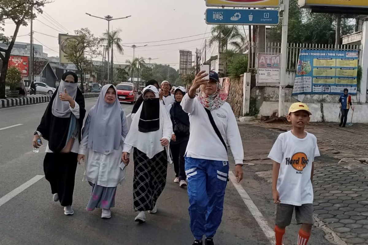 Jalan sehat meriahkan semarak Dies Natalis ke-26 IIB Darmajaya