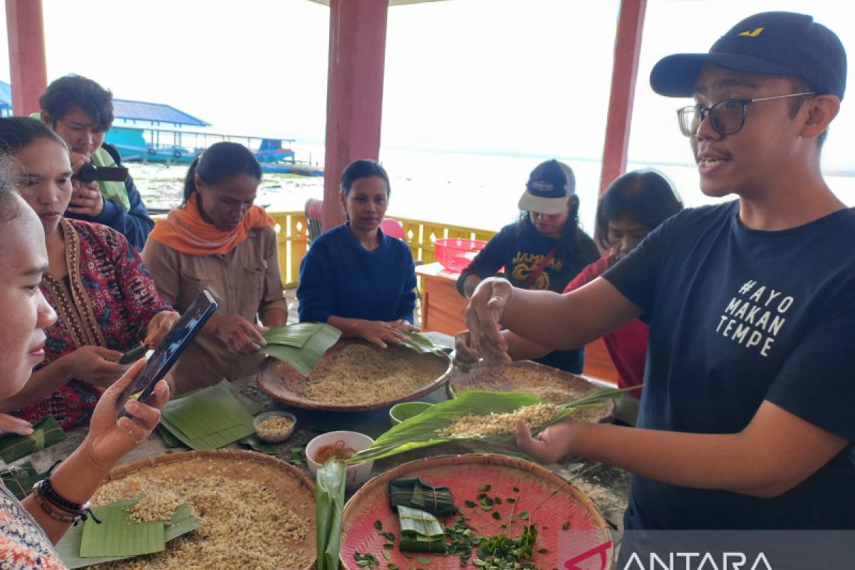 Warga Lindu Sigi diajar meproduksi tempe berbahan kacang dan kelor