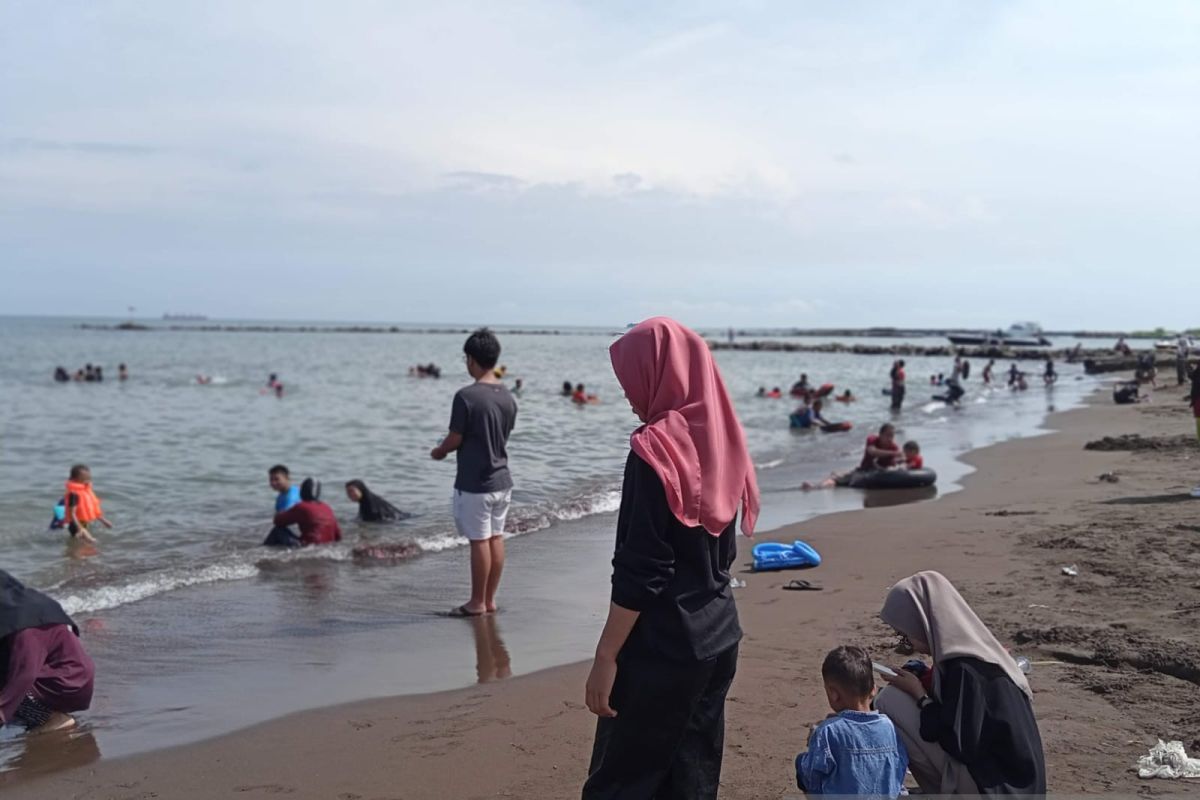 Pengunjung mulai padati sejumlah objek wisata pantai di Makassar