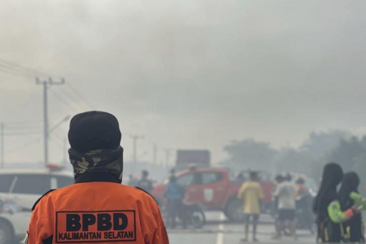 Ratusan personel padamkan puluhan hektare karhutla di Banjarbaru