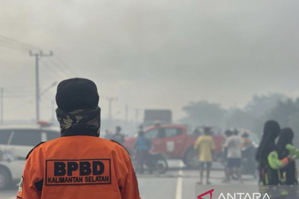Petugas dan relawan berupaya padamkan kebakaran lahan di Banjarbaru
