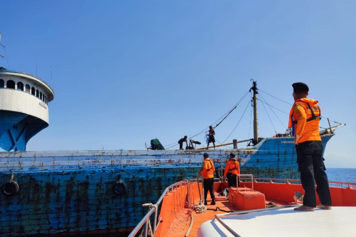 Kapal tujuan Jawa Timur terdampar di perairan utara Lombok