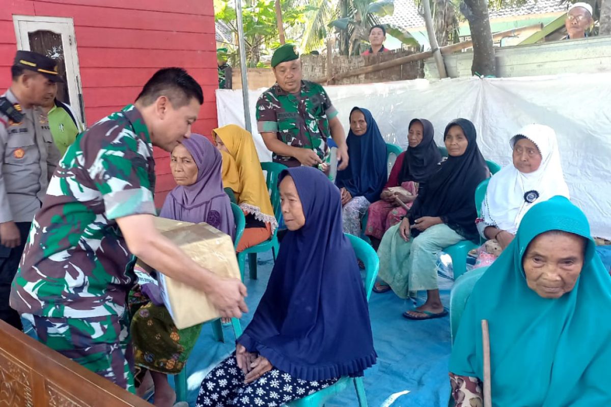 TNI memberikan bantuan sosial sembako kepada warga Lombok Tengah