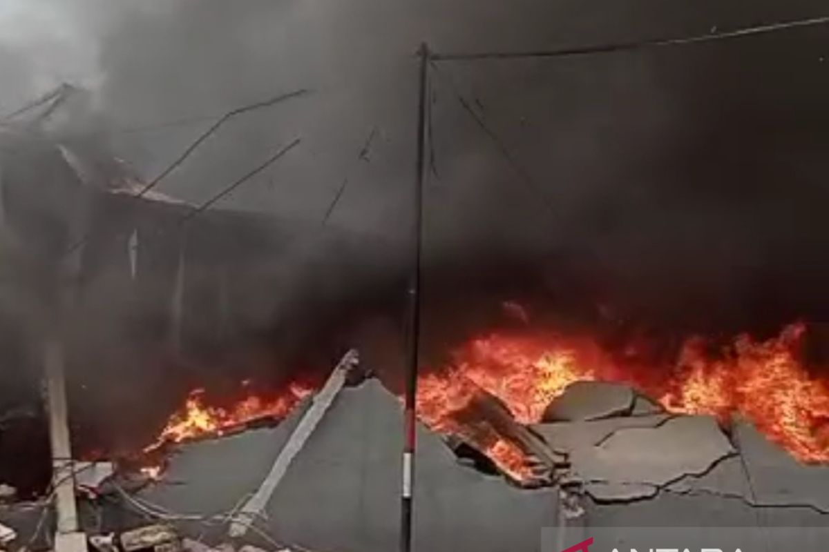Gudang penyimpanan mainan di Kosambi Tangerang terbakar