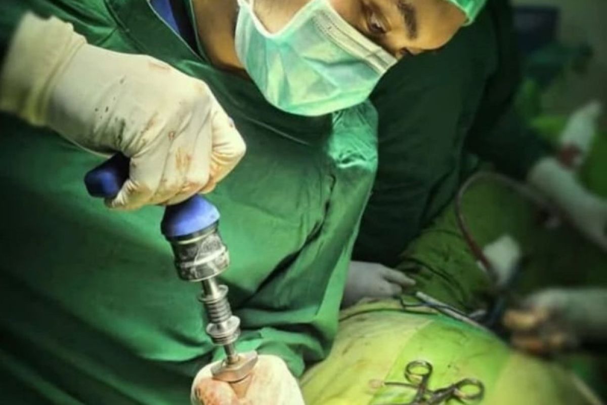 RSUD Abdul Aziz Singkawang lakukan operasi tulang belakang perdana