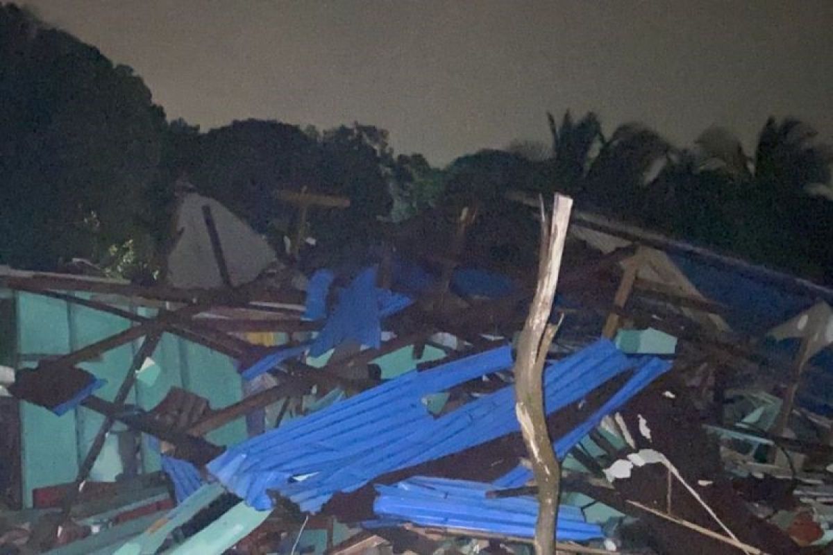 Terjangan puting beliung menyebabkan setidaknya 88 rumah rusak di Pulau Kasu