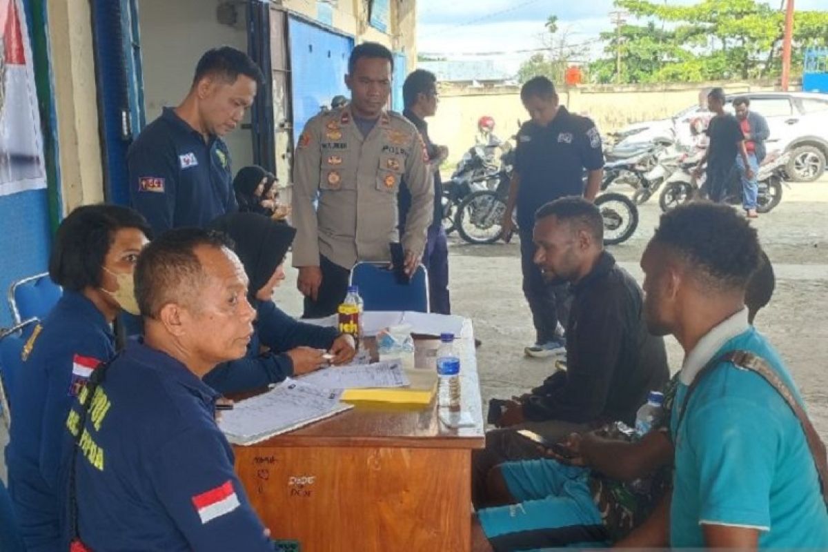 Polda Papua turunkan 10 petugas untuk mendata korban kecelakaan pesawat SAM Air