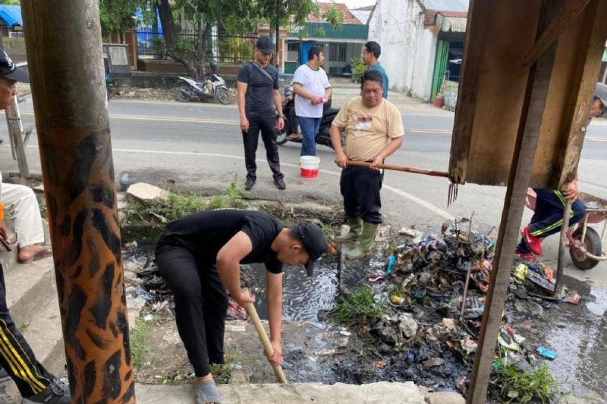 Pj.Wali Kota Tebing Tinggi ikut gotong royong bersihkan parit