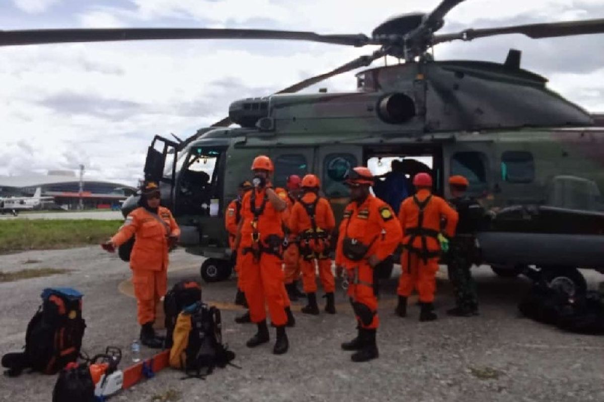Cara rapling digunakan tim SAR gabungan ke TKP kecelakaan pesawat di Papua Pegunungan