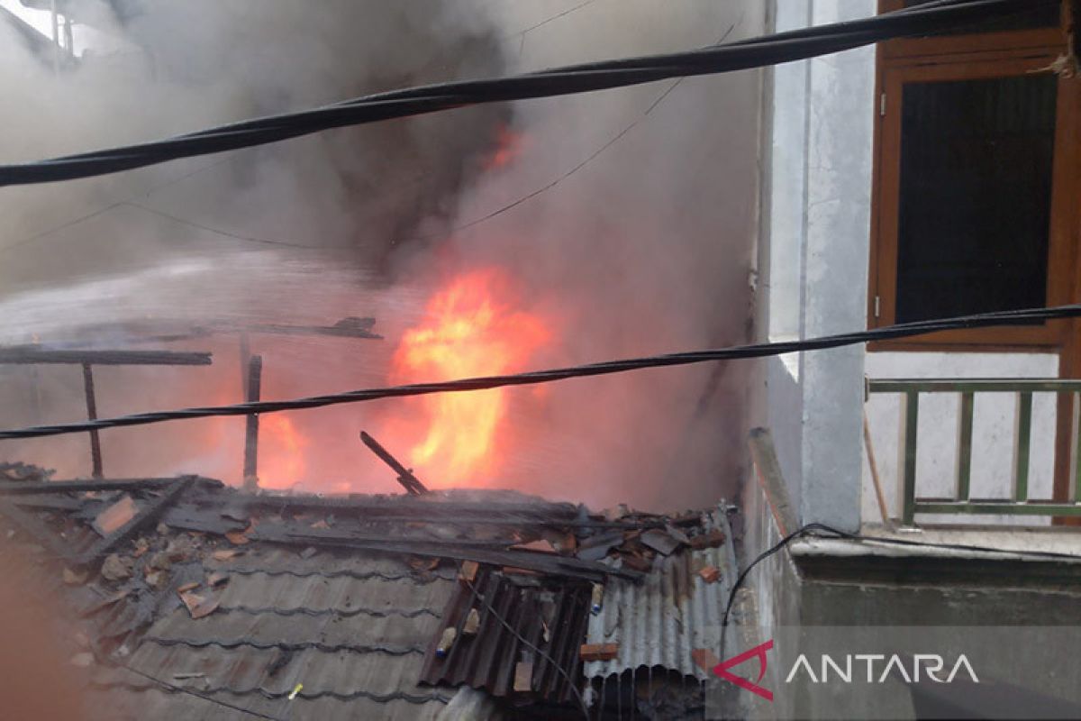 Arus pendek sebabkan tiga rumah hangus terbakar di Jakarta